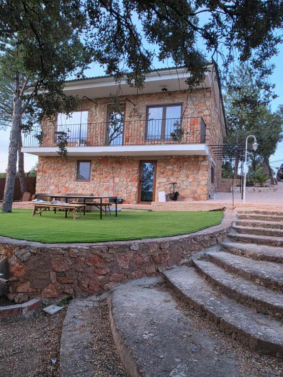 a building with a picnic table in front of it at Refugio Bella Luna in Ruidera