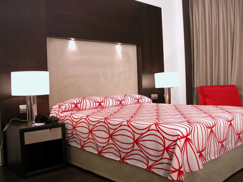 Postel nebo postele na pokoji v ubytování Hotel Palacio Albacete & SPA