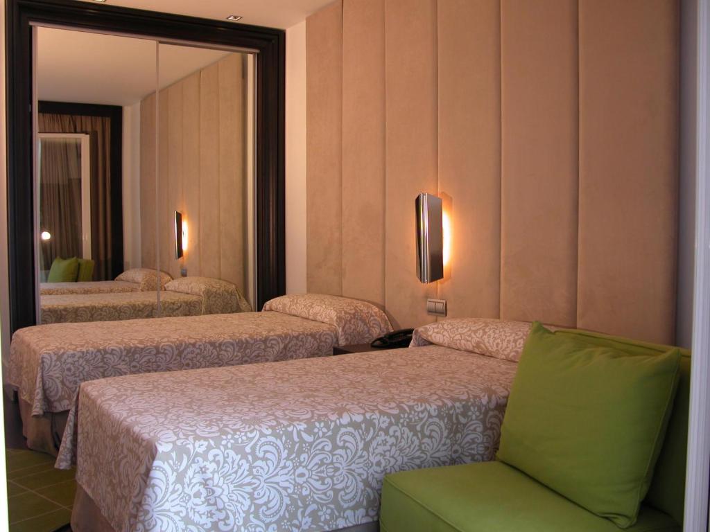 Postel nebo postele na pokoji v ubytování Hotel Palacio Albacete & SPA