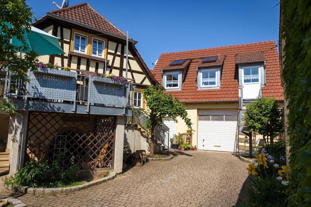 a house with a garage and a driveway at Ferienwohnung Mittendrin in Baunach