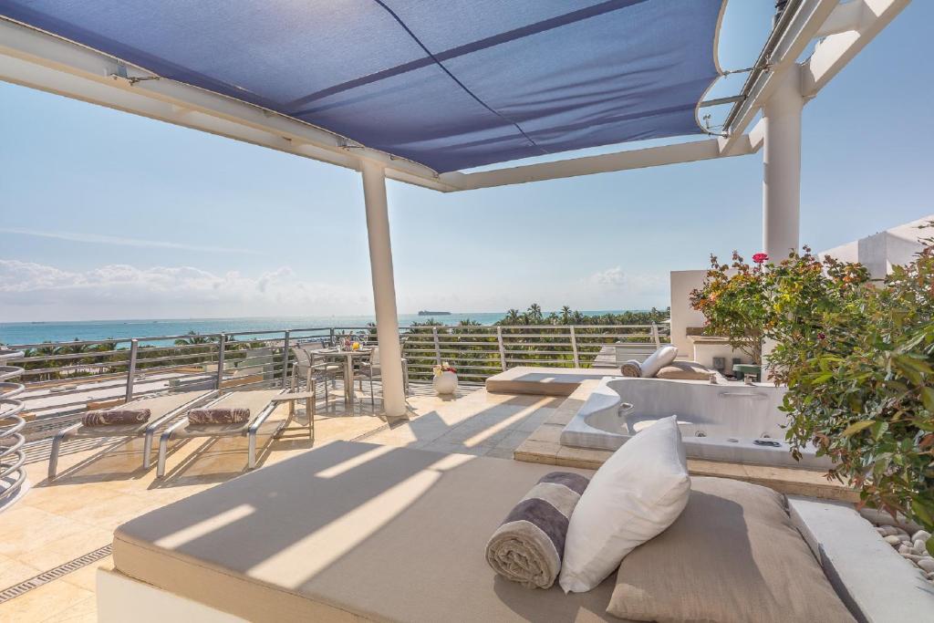 un patio con vistas al océano en SBV Luxury Ocean Hotel Suites, en Miami Beach