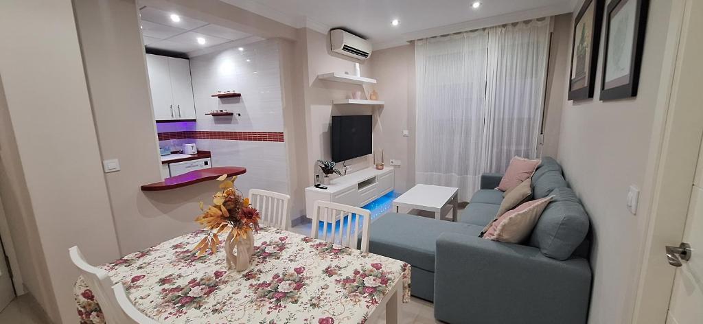 a small living room with a couch and a table at Egabro Apartamento in Cabra