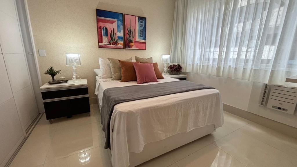 a bedroom with a large bed and a window at VR requinte total ar e garagem in Guarapari
