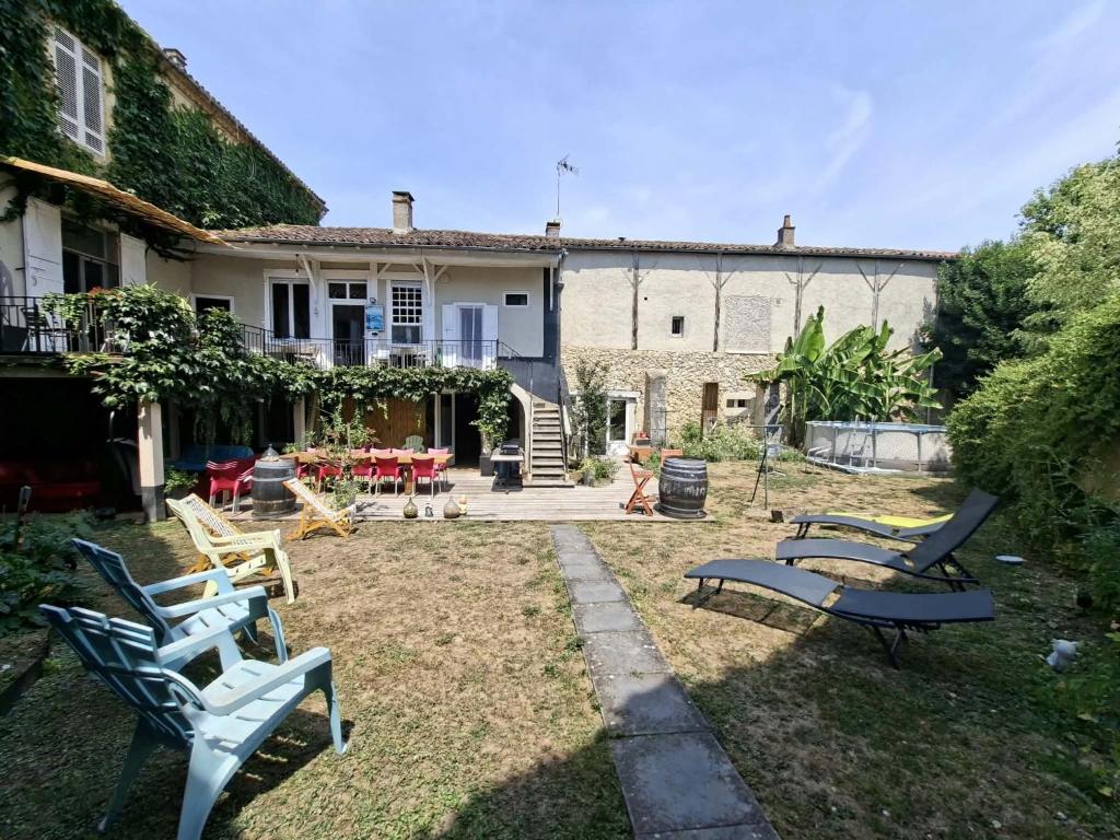 a group of chairs in the yard of a house at Pause ton sac in Condom