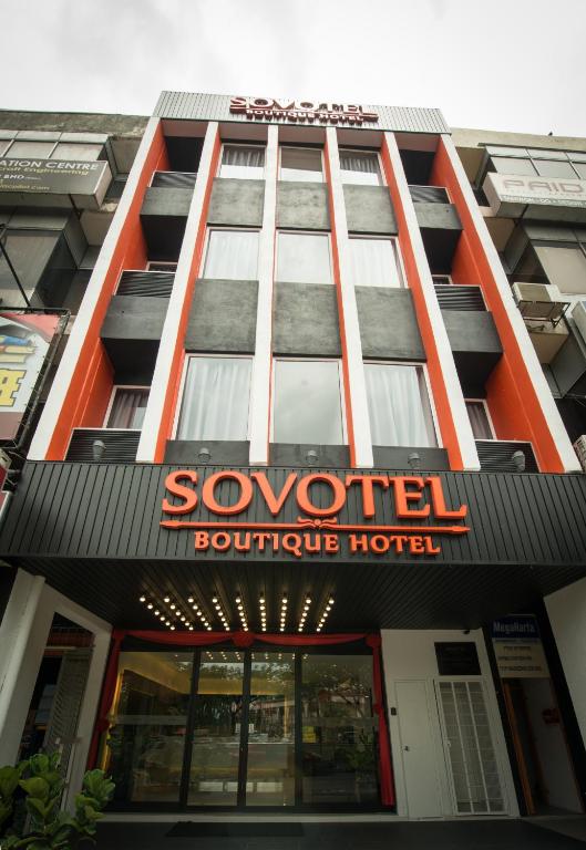Un edificio con un cartel de hotel. en Sovotel @ Kota Damansara 8, en Kota Damansara