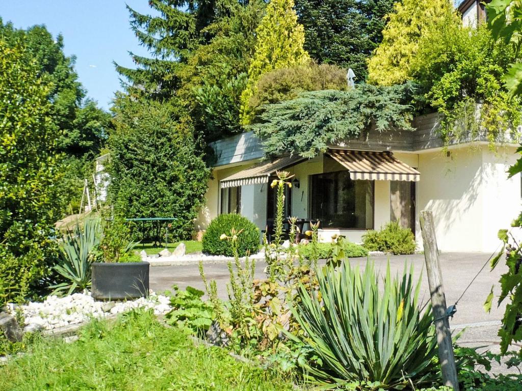 a house with a garden in front of it at Apartment Ferienhüsli by Interhome in Siglistorf