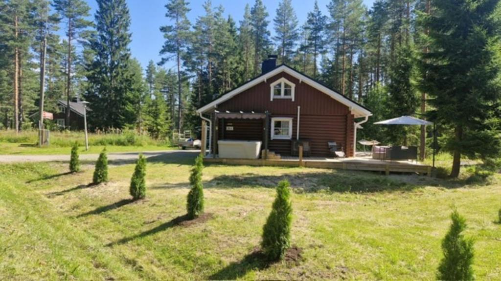 a small cabin in the middle of a field at Honkahimos 7, Pohjois-Huippu, Jämsä in Jämsä