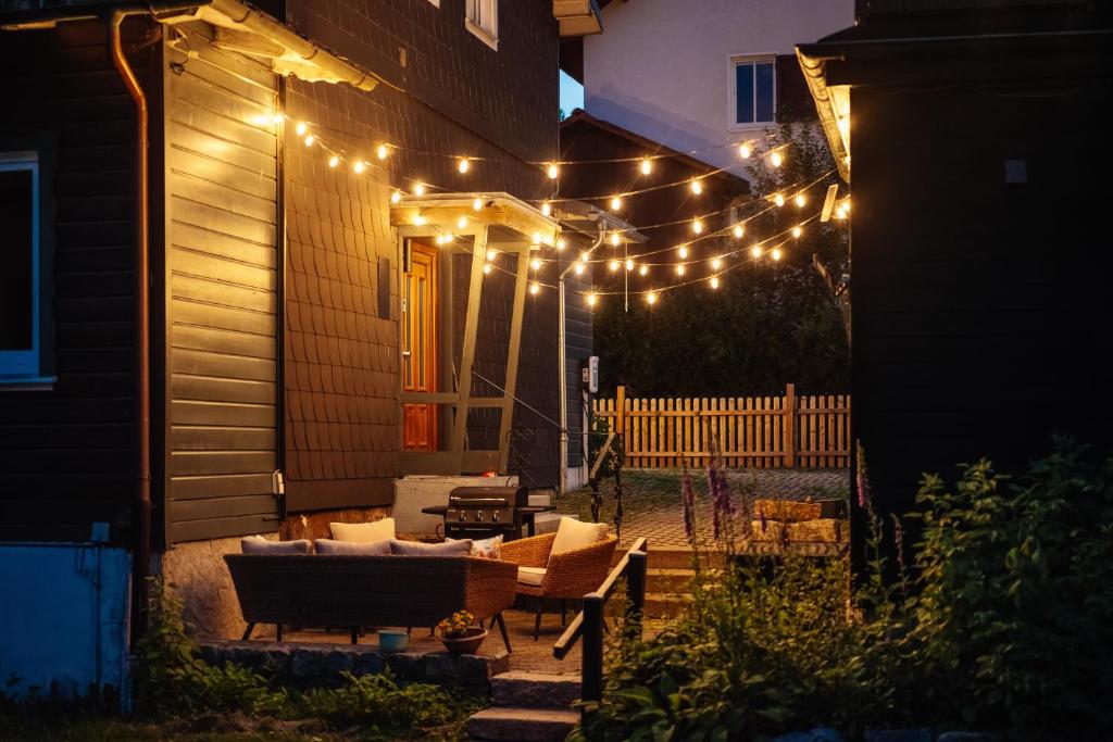 a pergola with lights on a house at night at Townhouse Am Kurpark - Ferienhaus, 2 Schlafzimmer, Arcade, Wallbox, inklusive Wäsche in Braunlage