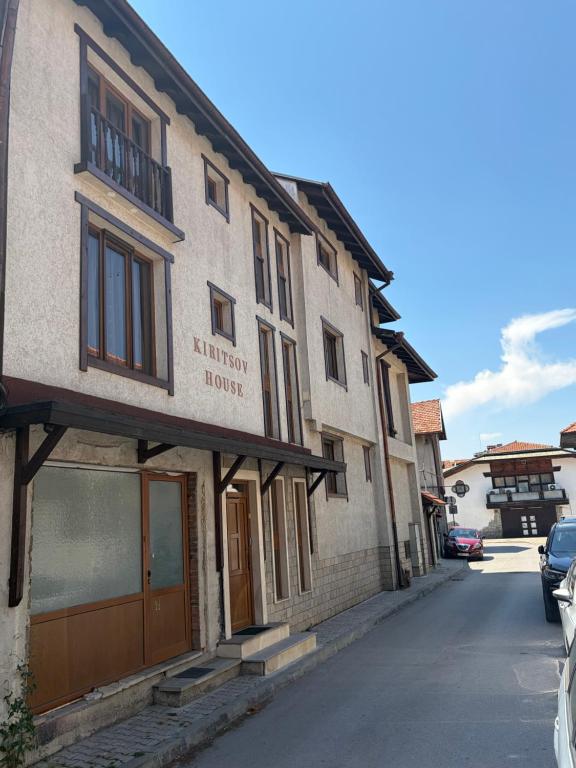 ein Gebäude mit einer Bibliothek in einer Straße in der Unterkunft Кирицова Къща in Bansko