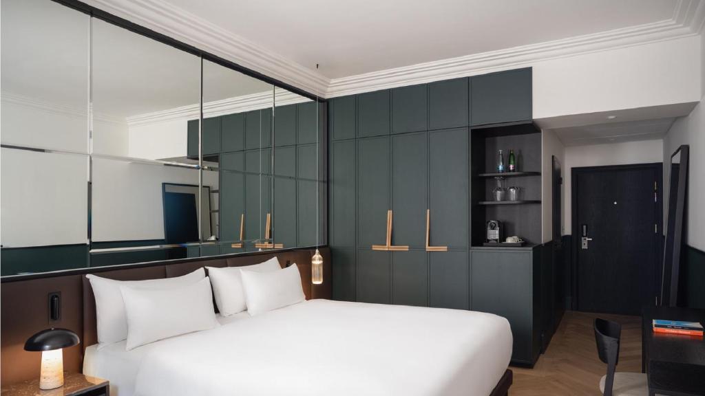 ein Schlafzimmer mit einem weißen Bett und einer schwarzen Wand in der Unterkunft Almanac X Alcron Prague in Prag
