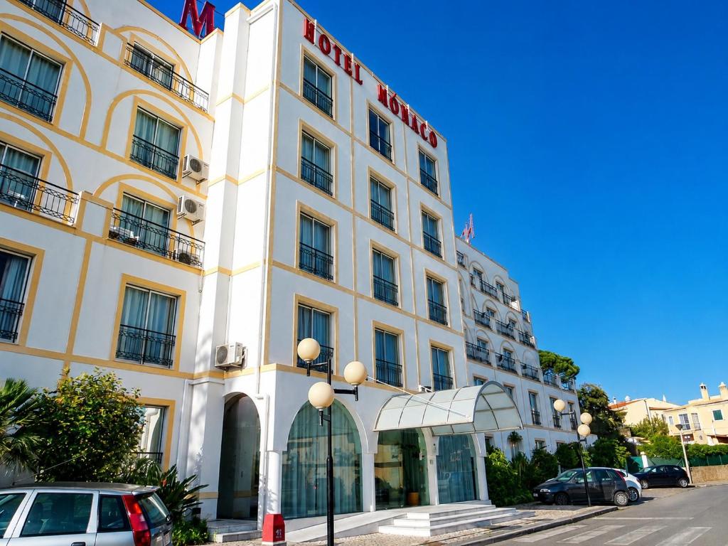 ein weißes Gebäude mit einem Schild darauf in der Unterkunft Hotel Monaco in Faro
