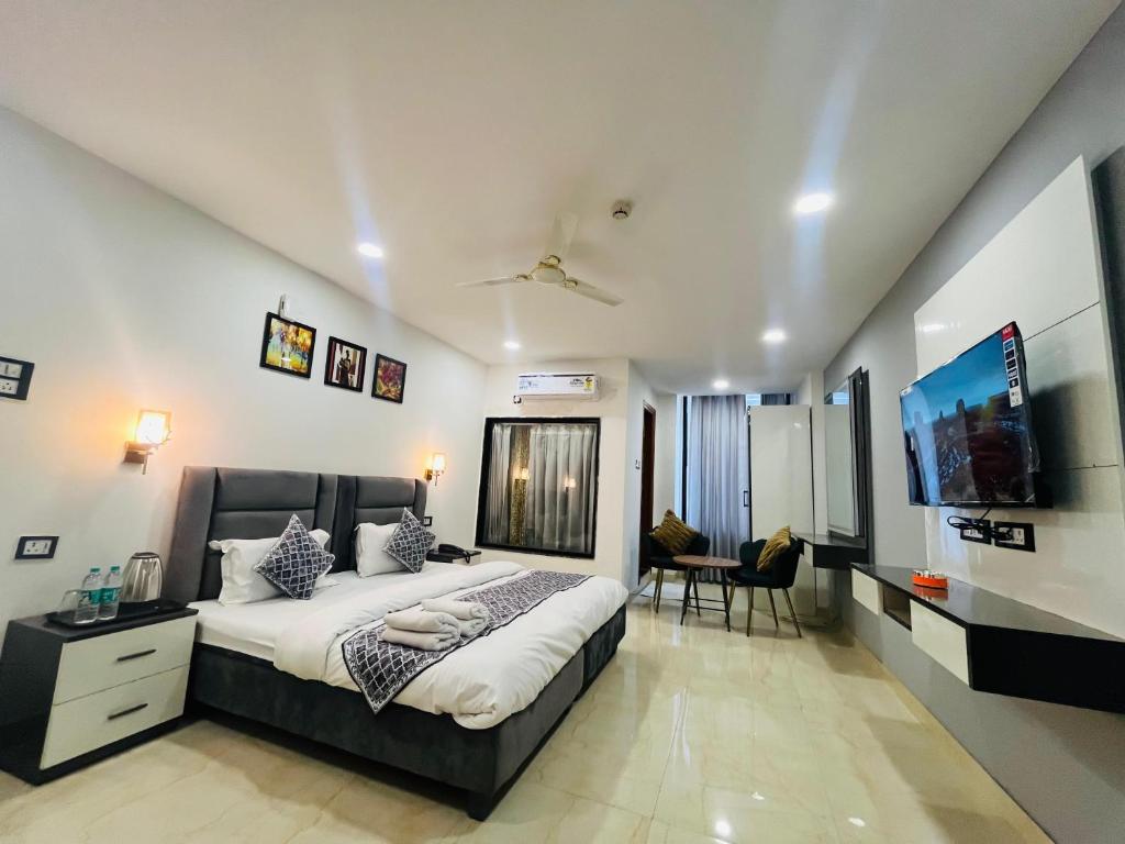 a bedroom with a large bed in a room at Hotel Grand Plaza - Gate No 3 Dlf Chattarpur Farms in New Delhi