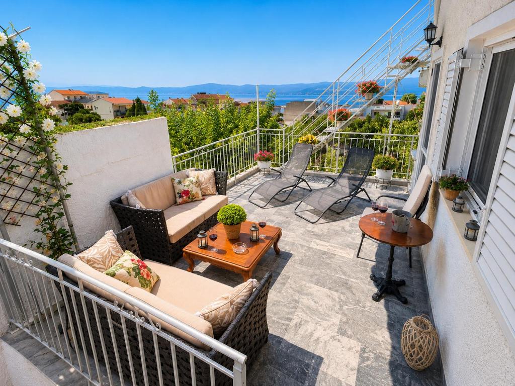 a patio with chairs and a table on a balcony at Aposperitis in Amarynthos