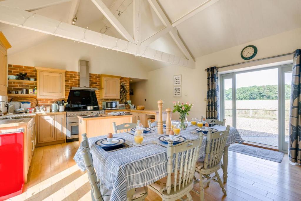 a kitchen and dining room with a table and chairs at 3 Bed in Briningham oc-s44878 in Banningham
