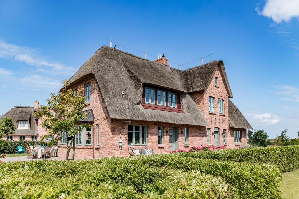 an old house with a thatched roof at Waaster Bob in Oldsum