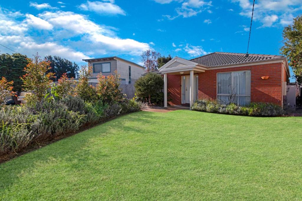 a house with a lawn in the yard at Lakehouse on Waverley in Paynesville