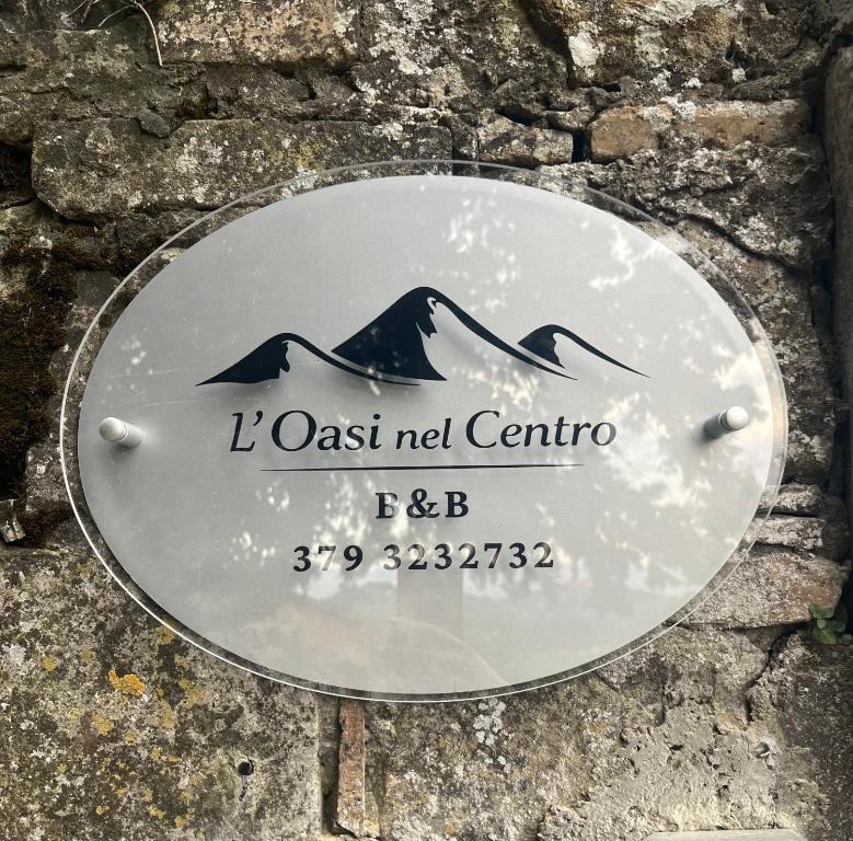 a sign on the side of a stone wall at L'Oasi nel Centro in Ariano Irpino