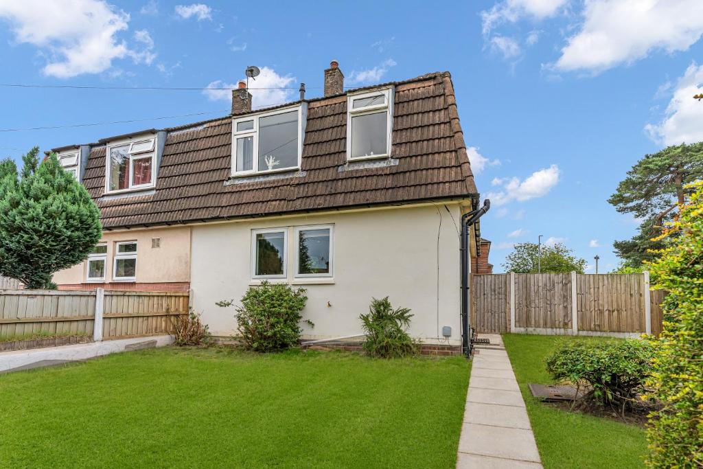 a white house with a fence and a yard at Haregate House 3BR Leek Peak District Sleeps 5 in Leek