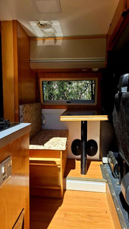 a small room with a table and a window at Van Home in Lavrinhas