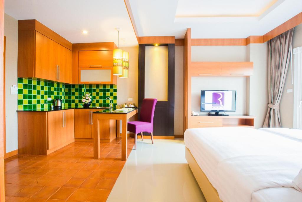 Postel nebo postele na pokoji v ubytování Romantic Khon Kaen Hotel