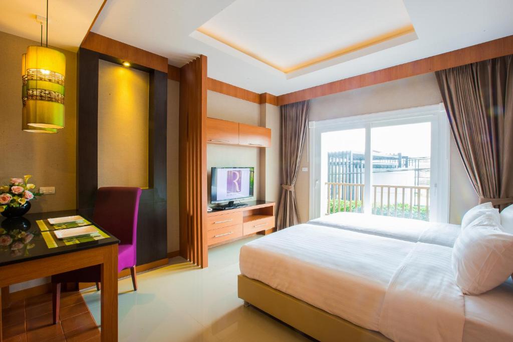 Postel nebo postele na pokoji v ubytování Romantic Khon Kaen Hotel