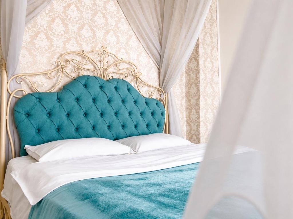 Готелі: ROMANTIC Apartment - 1BR and Living Room , Old Town ,2 min to Rynok Square, Львів