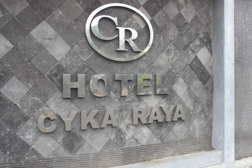 een bord voor het hotel cyrka raya op een gebouw bij Cyka Raya Hotel in Wonosari