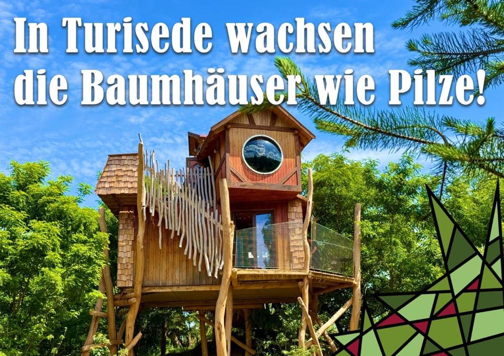 a tree house in the woods with the words in jurassic wicker tree house at Baumhaushotel - Die geheime Welt von Turisede - Kulturinsel Einsiedel in Zentendorf