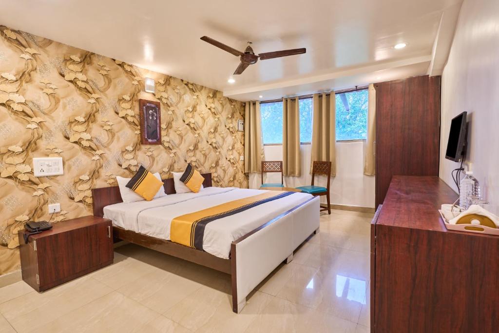 a bedroom with a bed and a tv in a room at Itsy Hotels Aditya in Nagpur