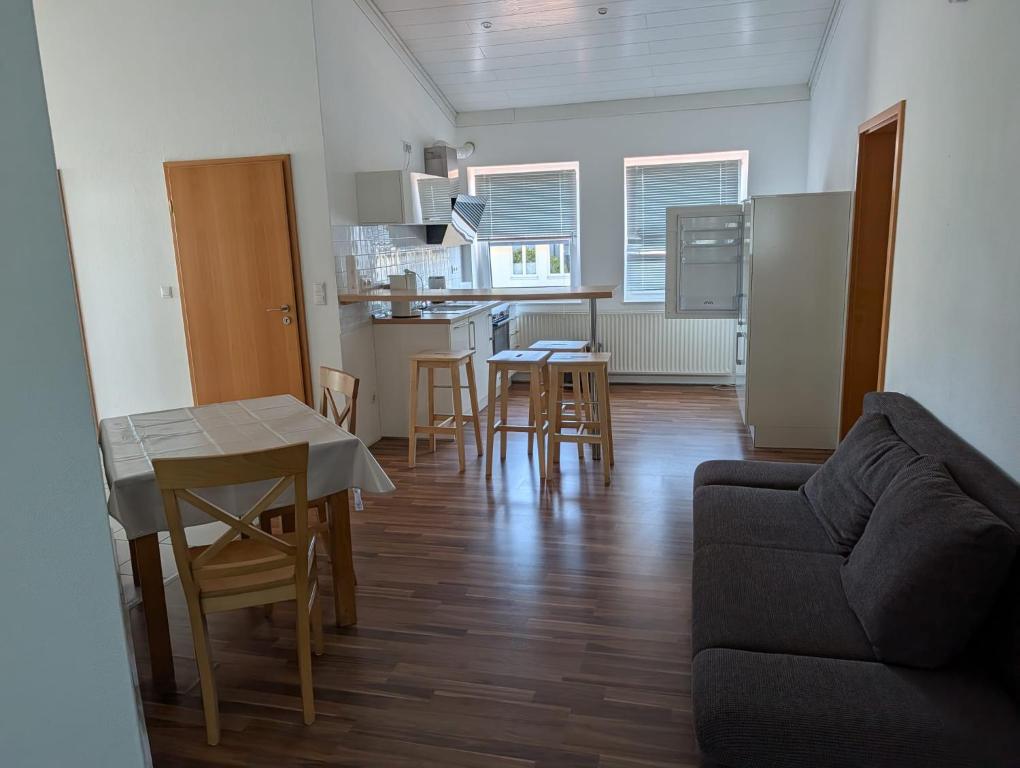 a living room with a couch and a table and chairs at IBB Ferien- Monteurwohnung 3 Schlafzimmer 3 Betten in Ibbenbüren