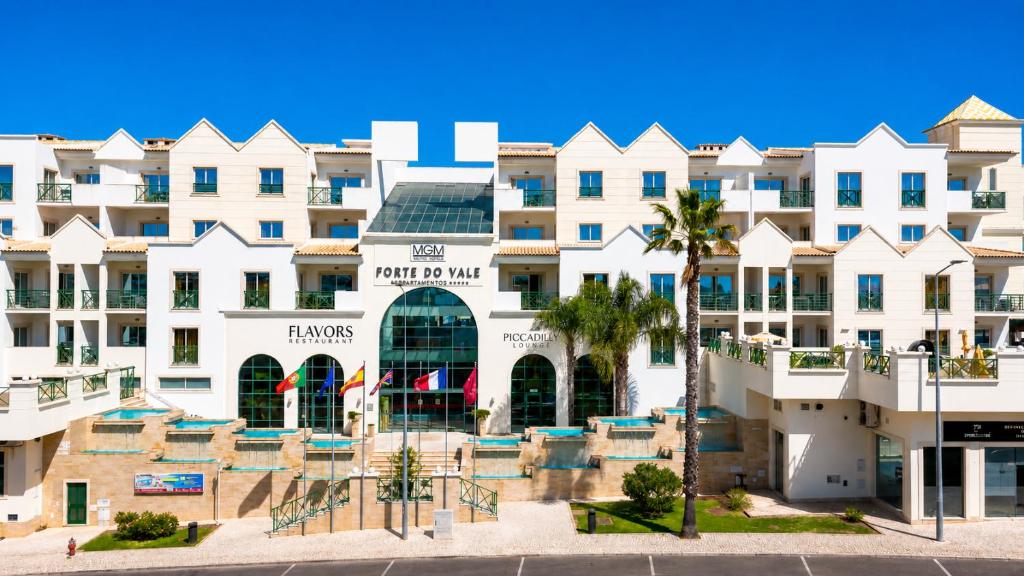 a view of the front of a hotel at Grand Muthu Forte do Vale in Albufeira