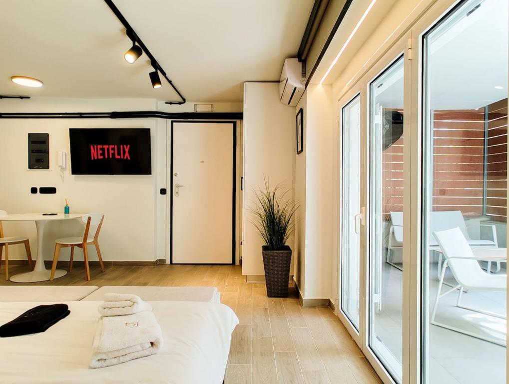 Minimal Garden Studio in Central Glyfada