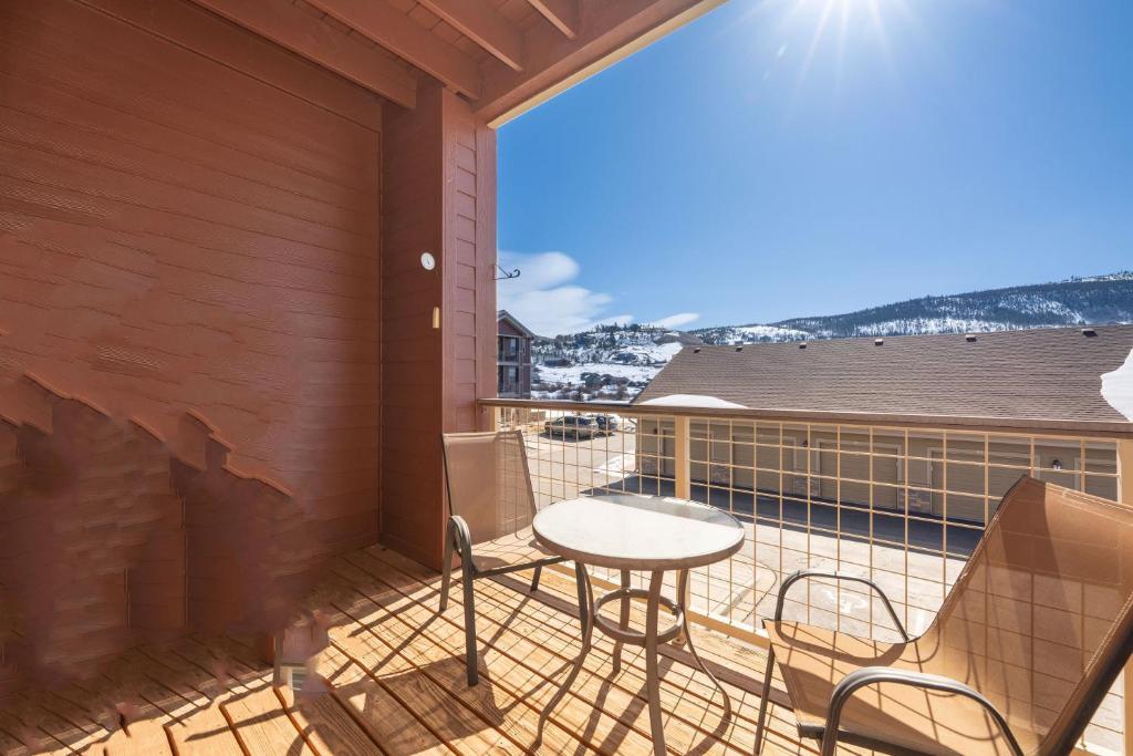 a patio with a table and chairs on a balcony at Ten Mile G201 in Granby