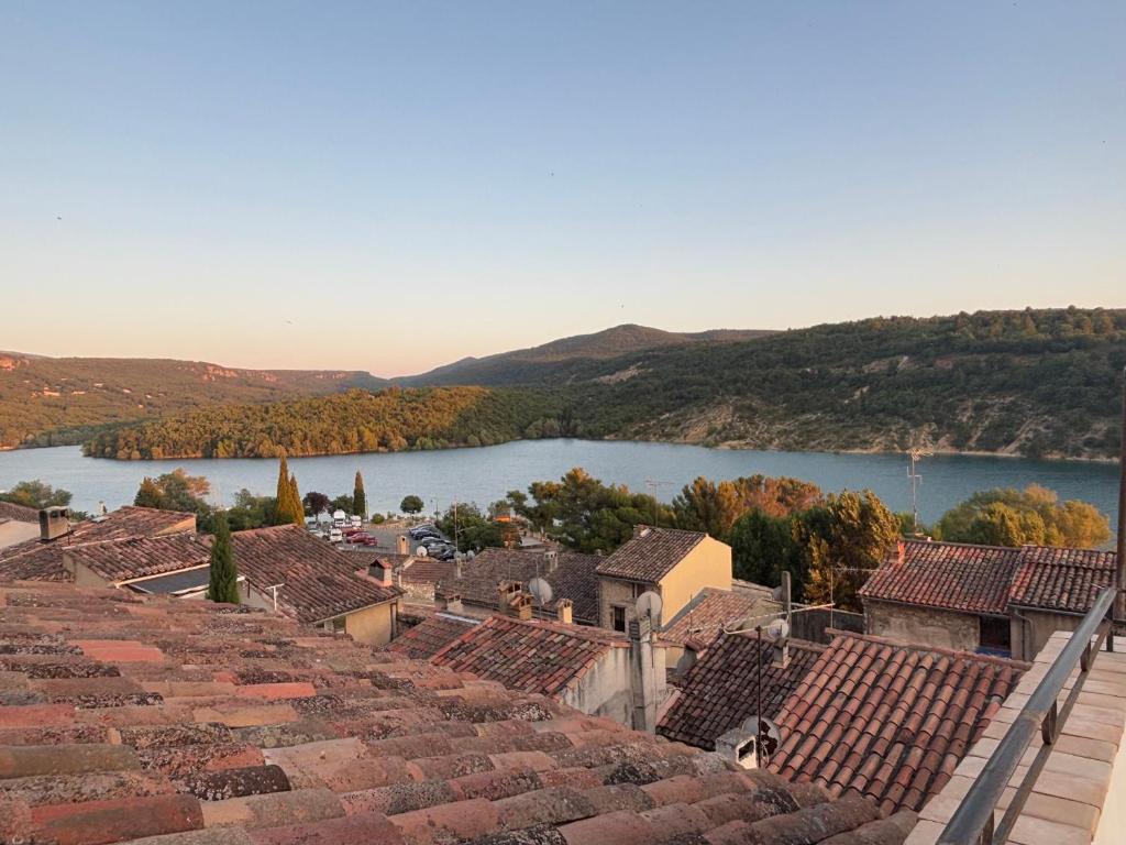 a view of a lake from the roofs of a town at Vue Lac avec Terrasse Privée - "Lani" - Ola Verdon in Bauduen