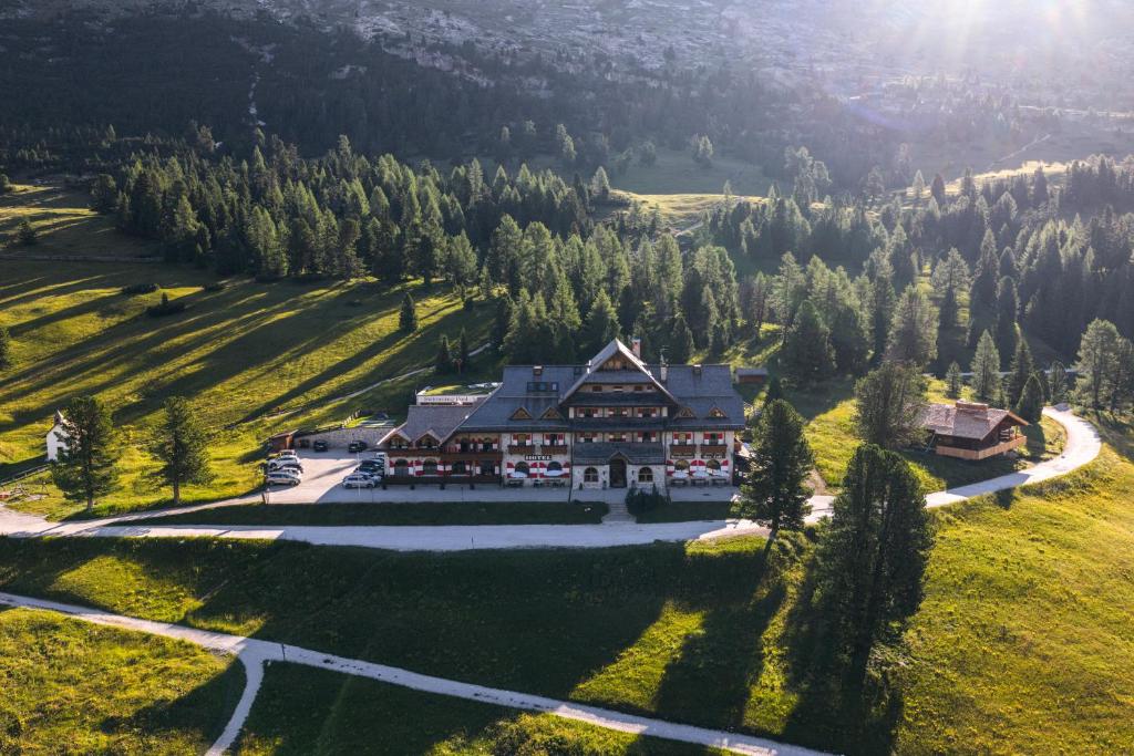 Luftaufnahme eines großen Hauses auf einem Hügel in der Unterkunft Hohe Gaisl in Prags