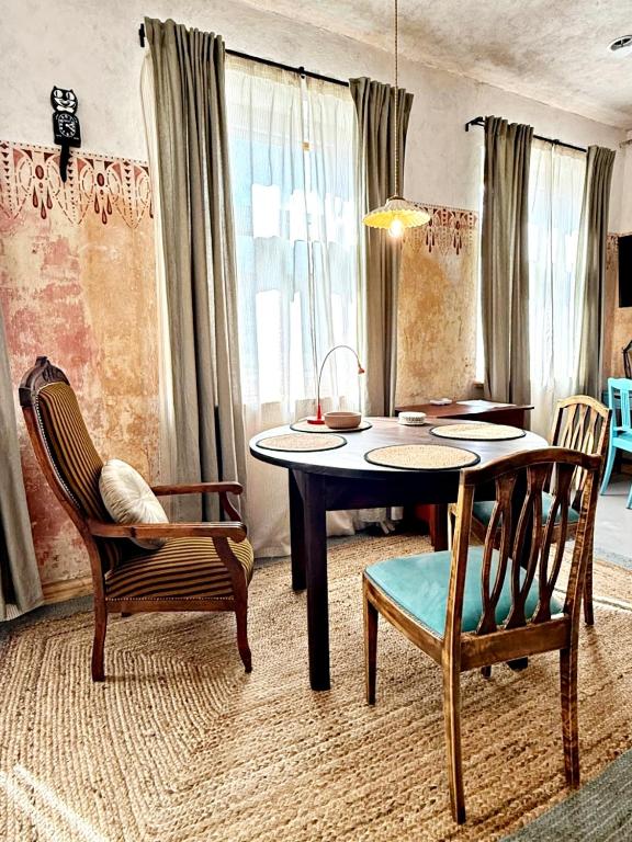 ein Esszimmer mit einem Tisch und zwei Stühlen in der Unterkunft K's Studio in Kuldīga