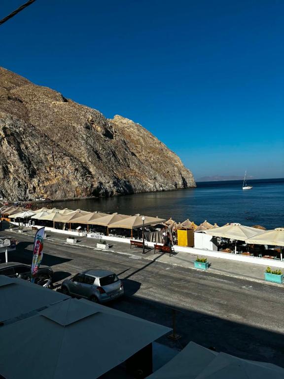 a car parked in a parking lot next to the ocean at Grecos in Perissa