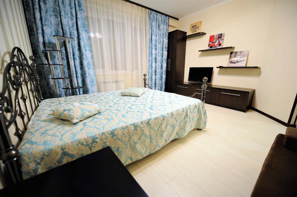 Ein Bett oder Betten in einem Zimmer der Unterkunft Apartment Fabrichnaya 9