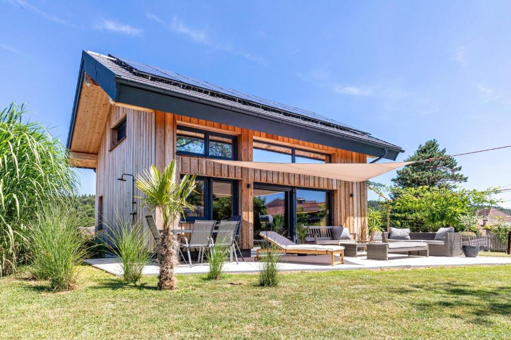 a modern house with a large glass facade at Tiny House in Pischelsdorf am Engelbach