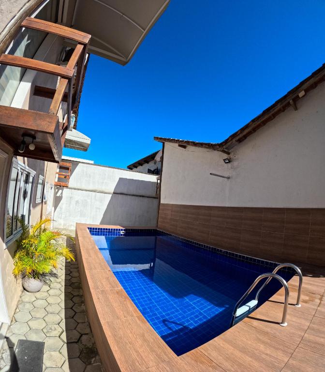 a swimming pool on the side of a building at Chale Maresias 1 in São Sebastião