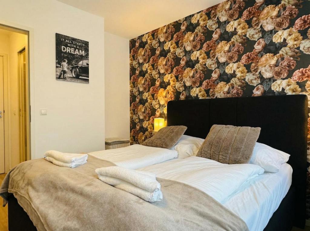 9-Min to Center, 1BR &1LR Apt with Balcony, TV & WIFI