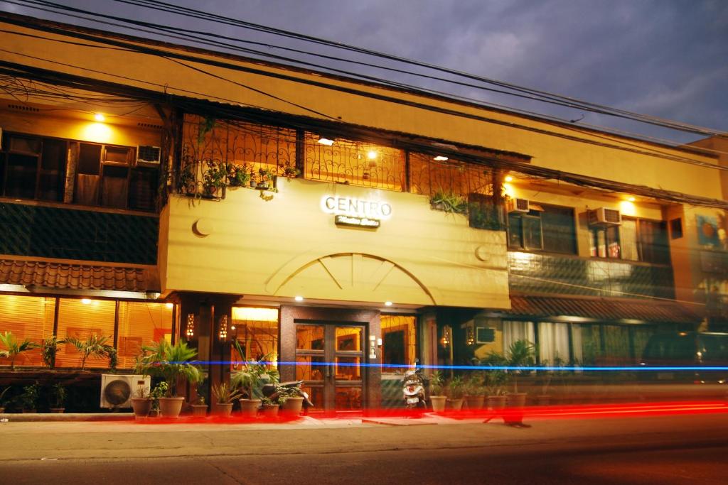 un edificio con un cartel en el costado en Centro Mactan Suites en Isla de Mactán