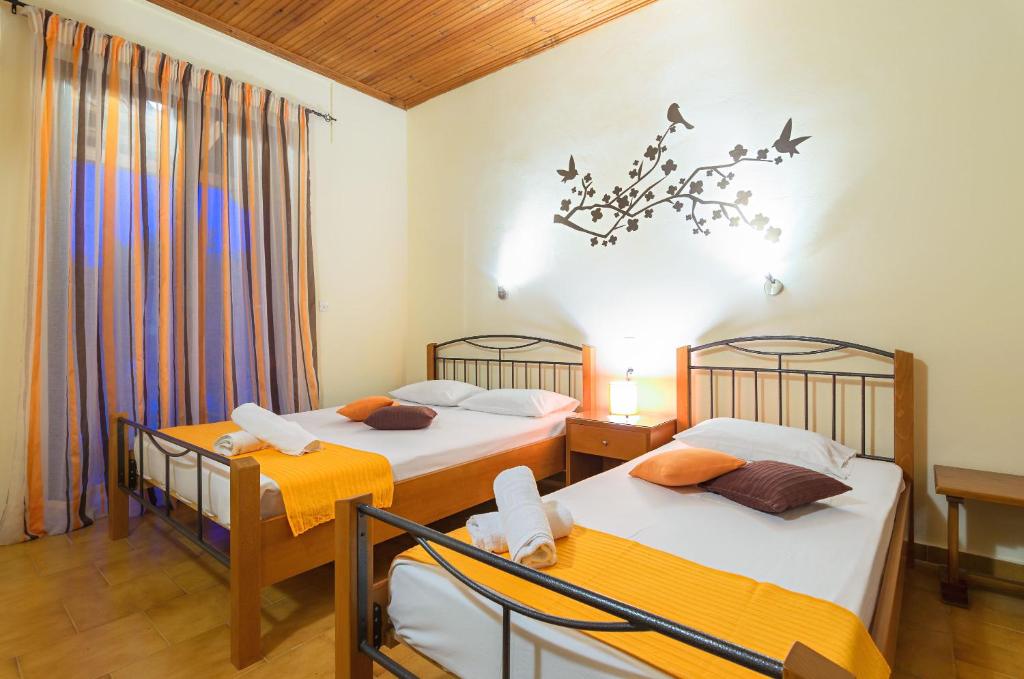 Postel nebo postele na pokoji v ubytování Stefanos Studios