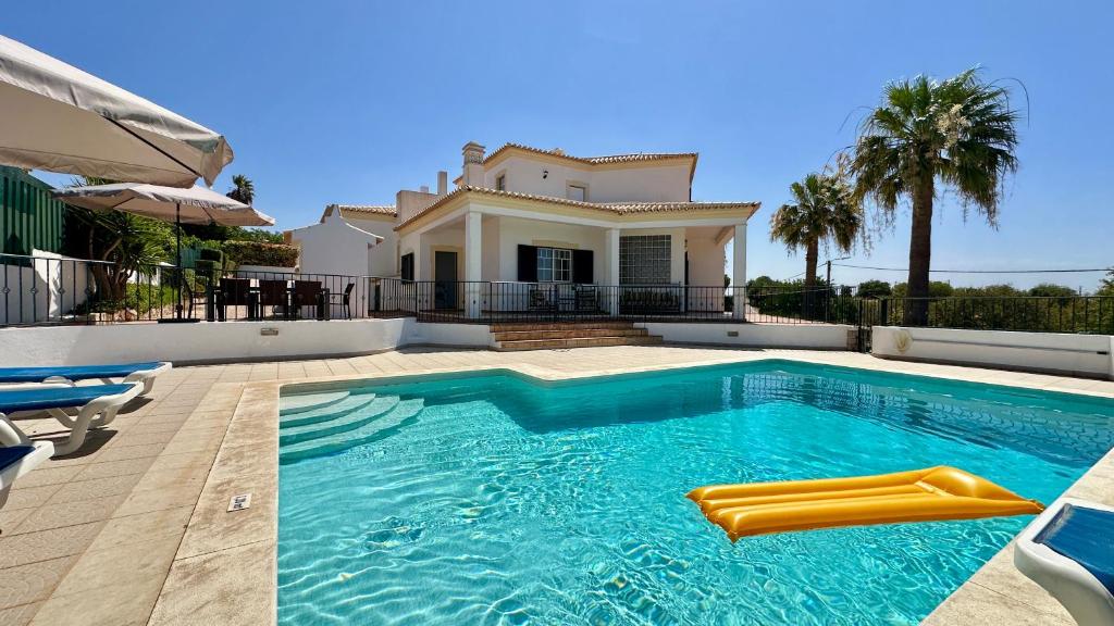 ein Swimmingpool vor einem Haus in der Unterkunft Abby - Private Pool - 11 Guests - Albufeira in Albufeira