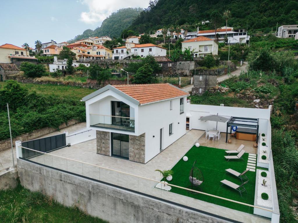 a house on a hill with a backyard at Eva's house in São Vicente