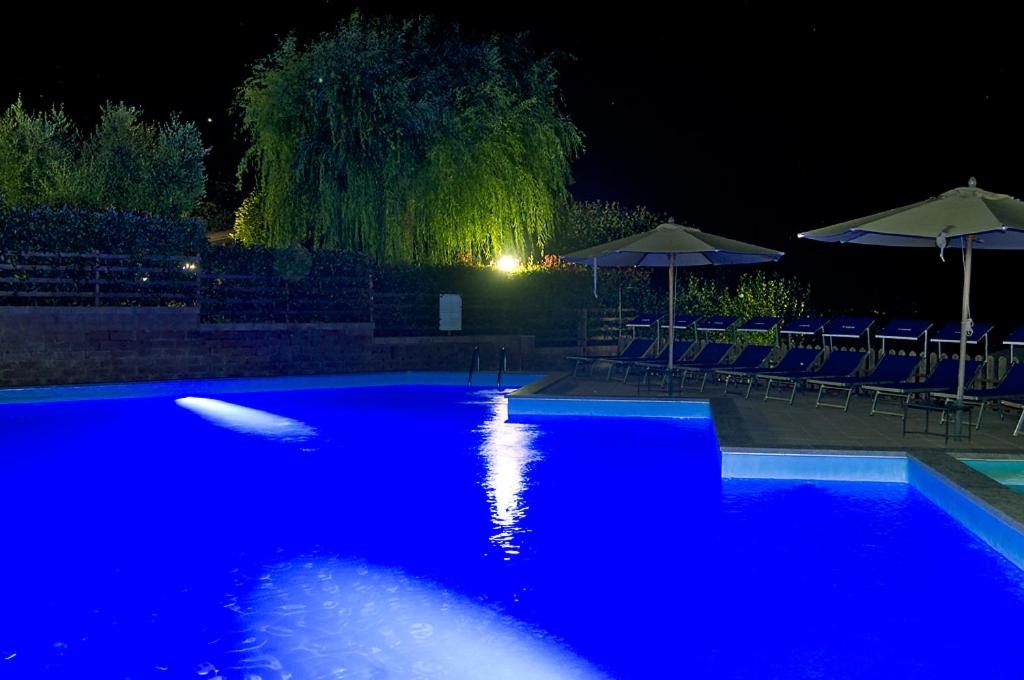 Bazén v ubytování Agriturismo Le Ginestre nebo v jeho okolí