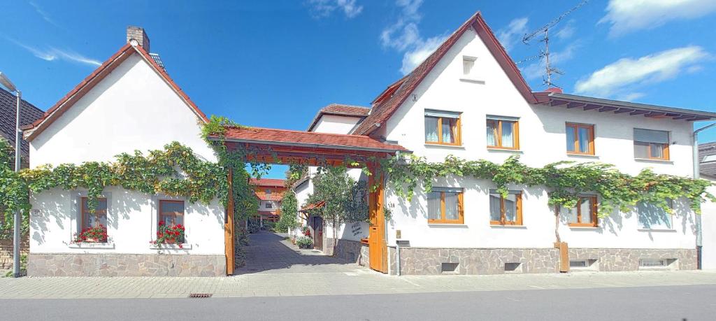 ein großes weißes Gebäude mit rotem Dach in der Unterkunft Hotel Bett & Frühstück in Riedstadt