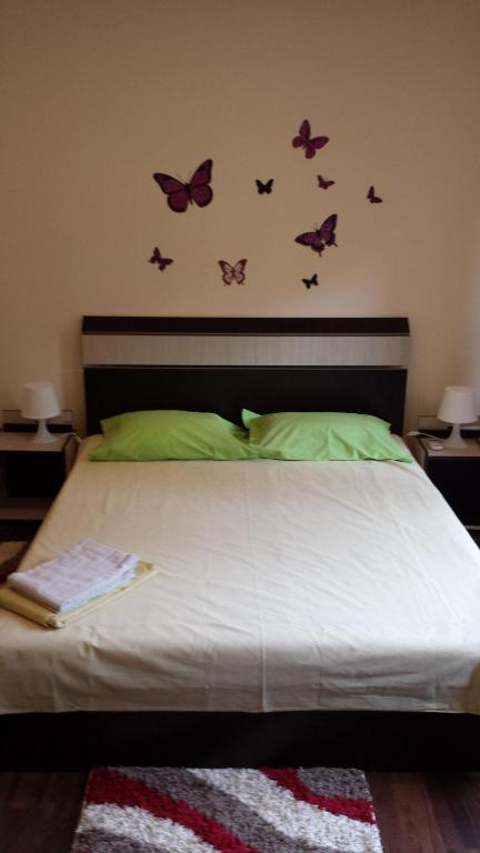 ブカレストにあるRent House Universitateのベッドルーム1室(蝶が壁に描かれたベッド1台付)