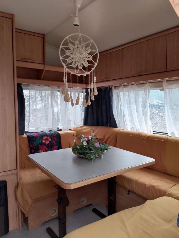 a dining table and a chandelier in an rv at Terra Oliva in Vátos