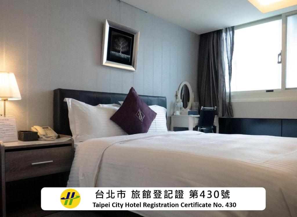 a hotel room with a bed and a window at 意芙旅店 Ifinn Hotel in Taipei